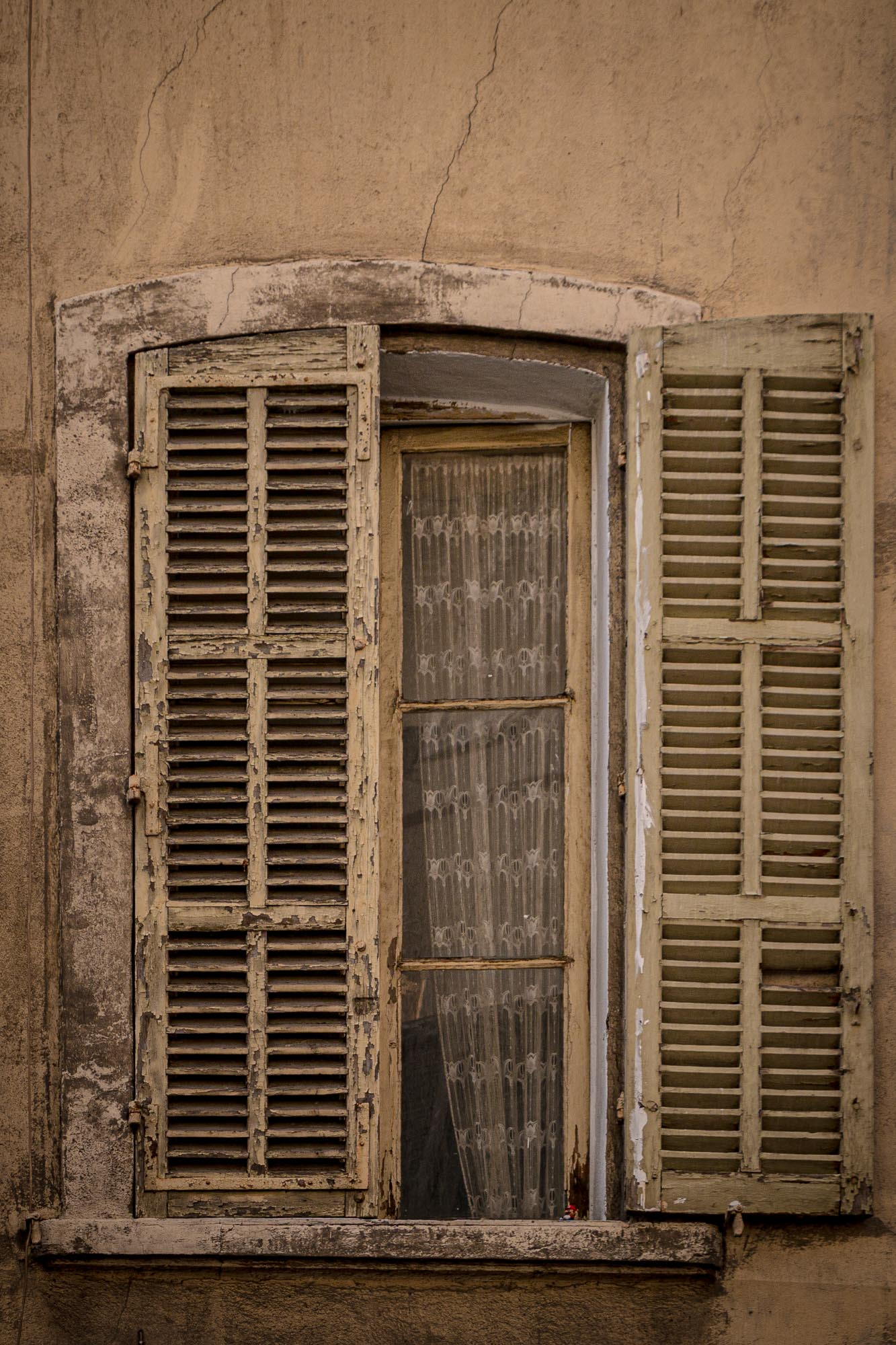 Mario an verfallenem Fenster