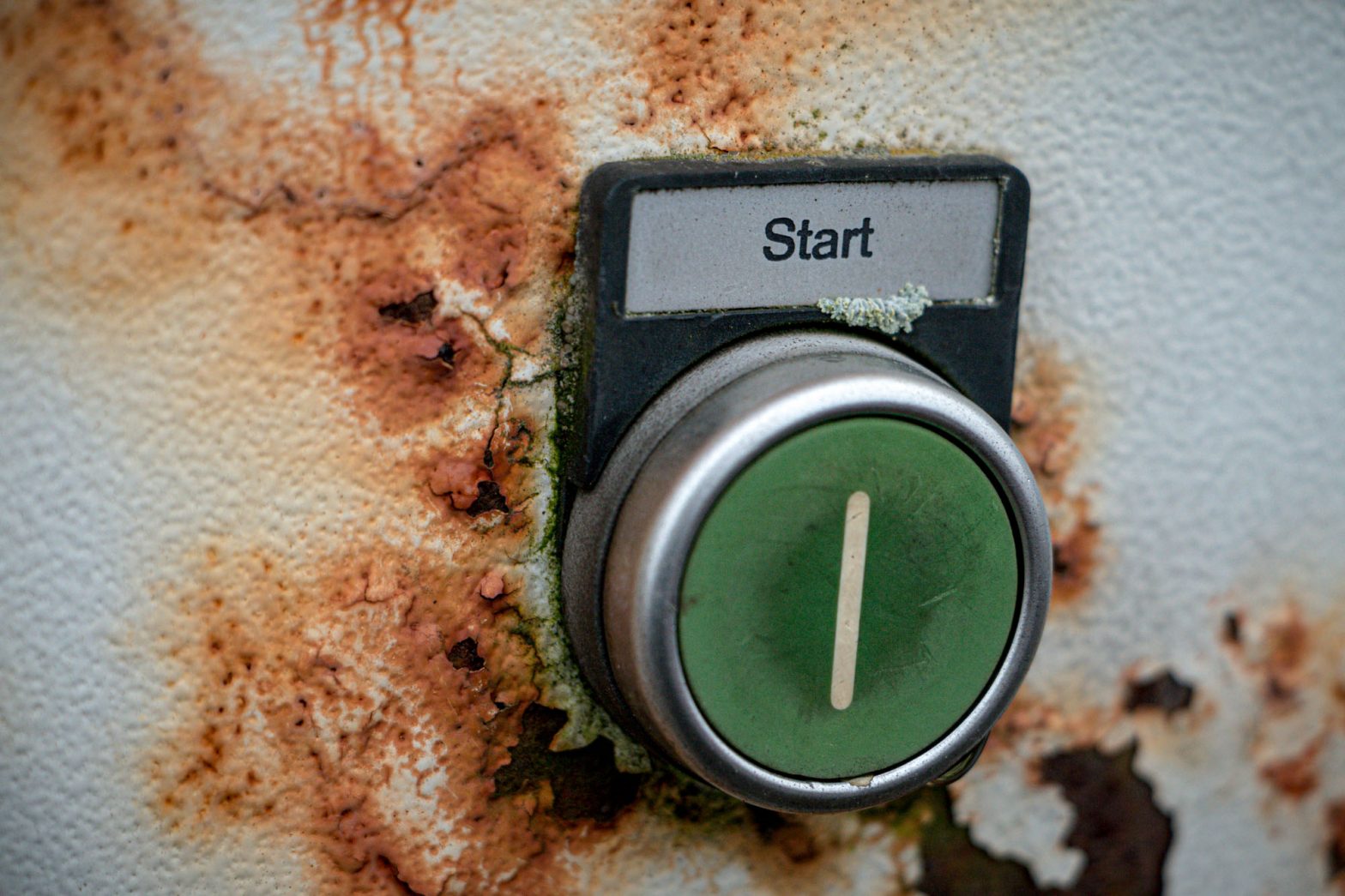 Ein Schalter mit der Beschriftung "Start"