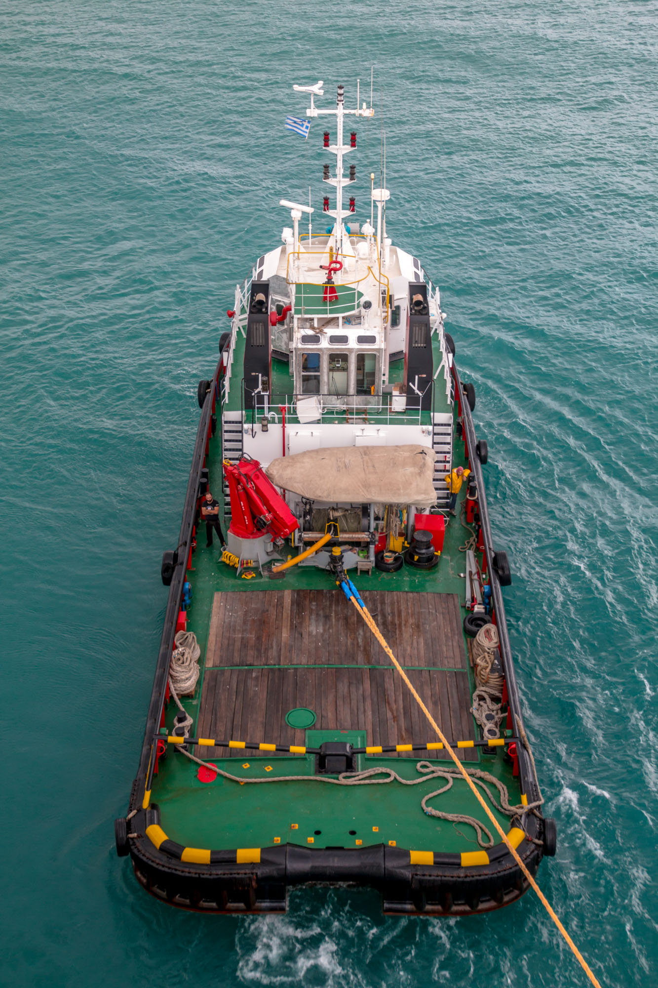 Ein Schlepper zieht ein Schiff, aus der Sicht vom Bug des gezogenen Schiffes