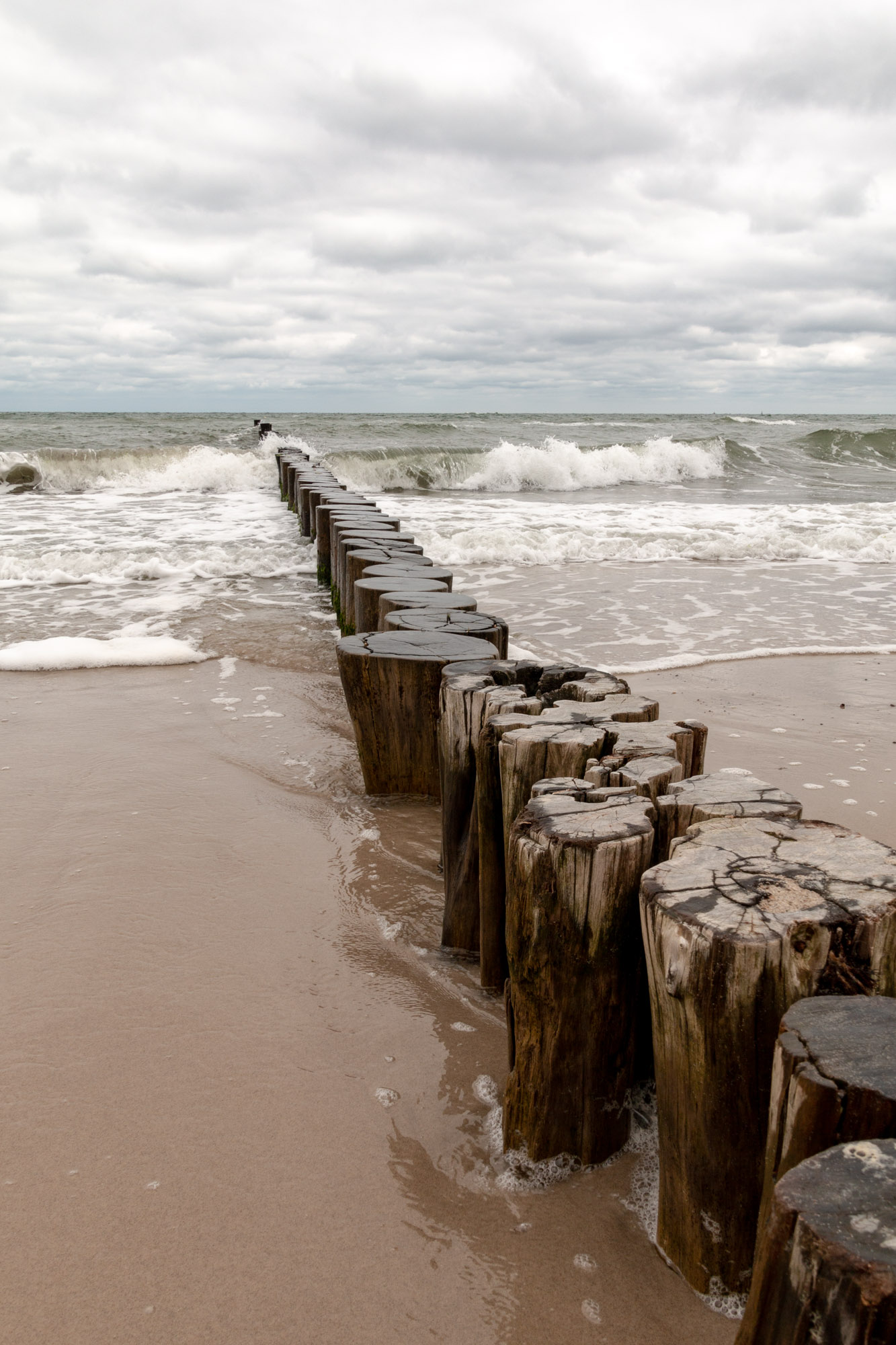 Ein Wellenbrecher am Ostseestrand